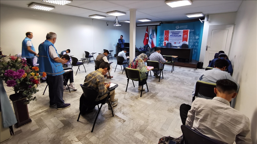 Türkiye'de okumak isteyen İranlı öğrenciler Tahran'da sınav heyecanı yaşadı