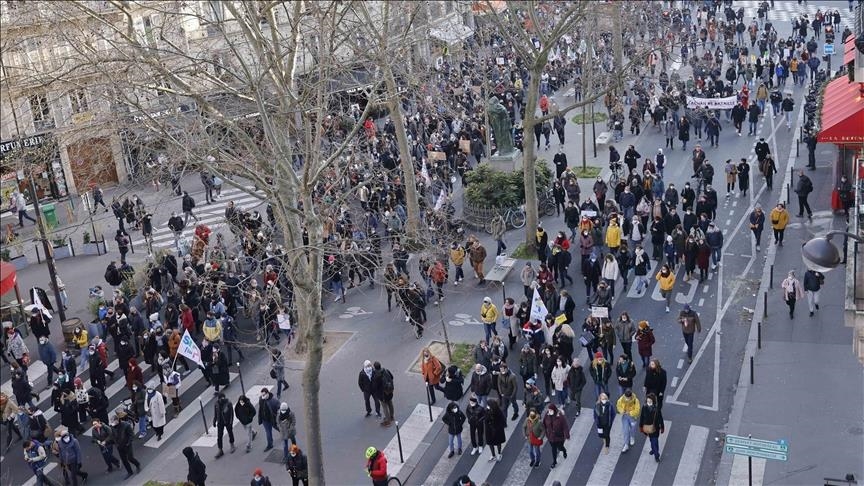 Profesionales de la salud pública protestan por falta de personal y recursos en Francia