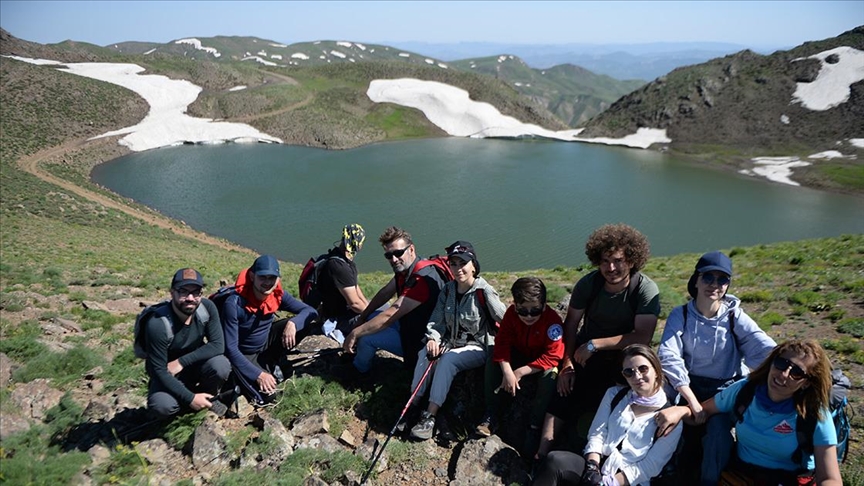 Yayla Dağı zirvesindeki göle ulaşmak için 7 kilometre yol katettiler 