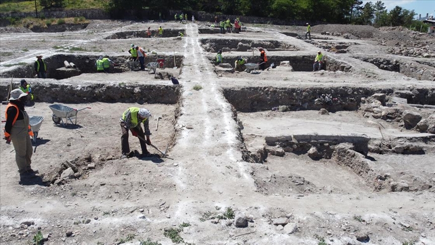 Kale projesi kazılarında Sivas'ın tarihi araştırılıyor