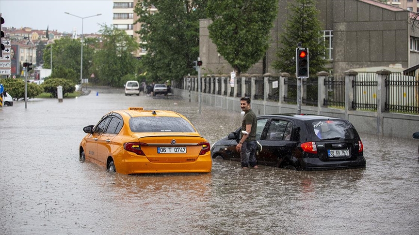 Başkentte sağanak ve dolu nedeniyle ev ve işyerlerini su bastı, trafik durdu