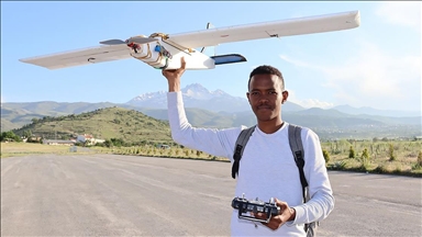 Yabancı uyruklu öğrenciler TEKNOFEST için hazırladıkları prototip İHA'yı uçurdu