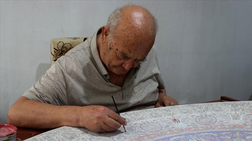 'Yaşayan İnsan Hazinesi' 120 santimetrelik çini tabak yapıyor