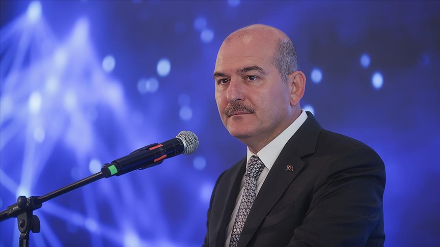 İçişleri Bakanı Soylu: Taksicilere yabancı yolcuların il dışı seyahat izin belgelerini kontrol yükümlülüğü getiriyoruz