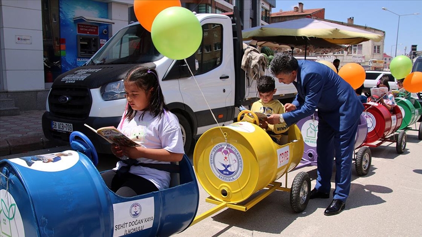 Sivas'ta öğrenciler çöp varillerinden "gezici kütüphane" oluşturdu