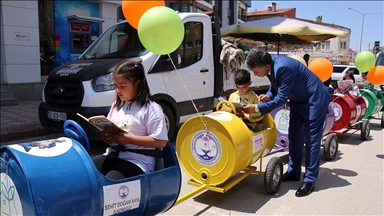 Sivas'ta öğrenciler çöp varillerinden "gezici kütüphane" oluşturdu