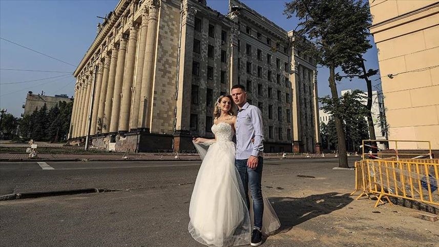 Молодые люди женятся под обстрелами в Харькове