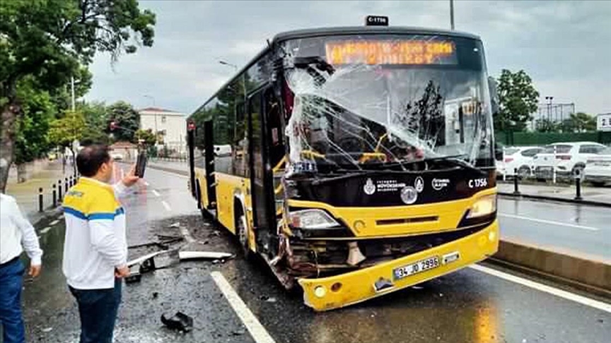 Üsküdar'da İETT otobüsünün karıştığı kazada 1 kişi yaralandı 