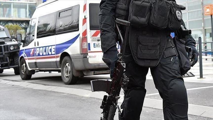France : Un militant de l'ultradroite placé en garde à vue après avoir poignardé deux personnes et frappé un policier
