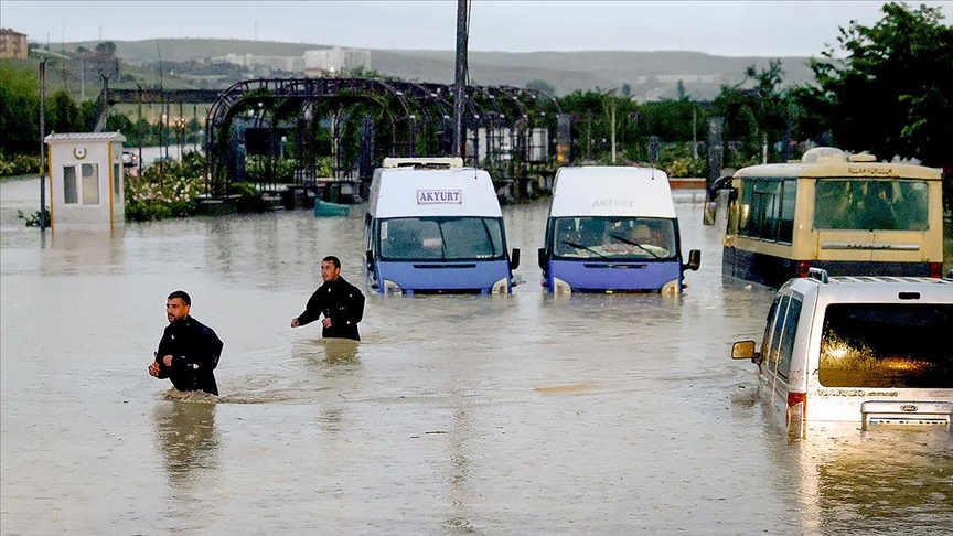 Ankara'nın Akyurt ilçesinde sağanak nedeniyle araçlar yolda kaldı, ev ve işyerlerini su bastı
