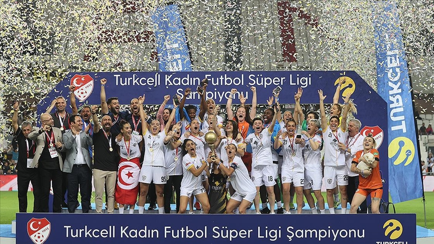 Turkcell Kadın Futbol Süper Ligi play-off finalinde ALG Spor, 2021-2022 sezonunu şampiyon tamamladı