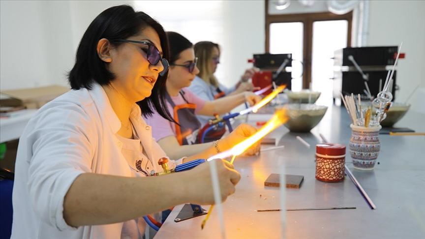 Ev kadınları camı sanata dönüştürüyor