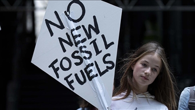 İngiltere'de çocuklar, Lloyd's of London'ın fosil yakıt projelerine desteğini protesto etti