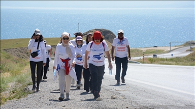 Van Gölü için yürüyen kadınlar Adilcevaz'a ulaştı