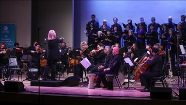 YEE, Los Angeles Amerikan Yahudi Üniversitesinde 'Aşkına' konseri düzenledi