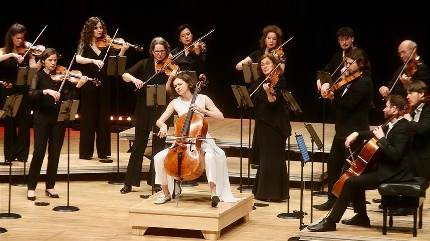 Cellist Anastasia Kobekina and Amsterdam Sinfonietta share stage in Istanbul