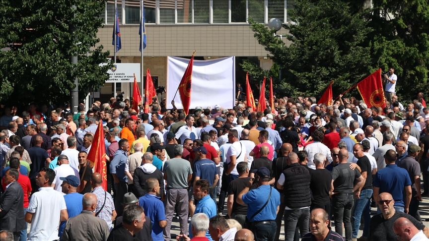 Novi protest veterana OVK-a ispred Skupštine Kosova, sjednica prekinuta