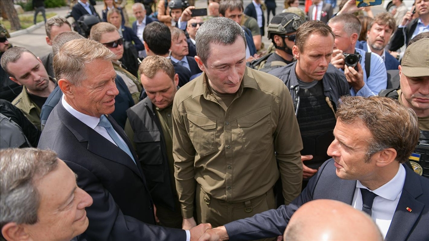 À Irpin, Macron salue "l'héroïsme" des Ukrainiens face à la "barbarie"