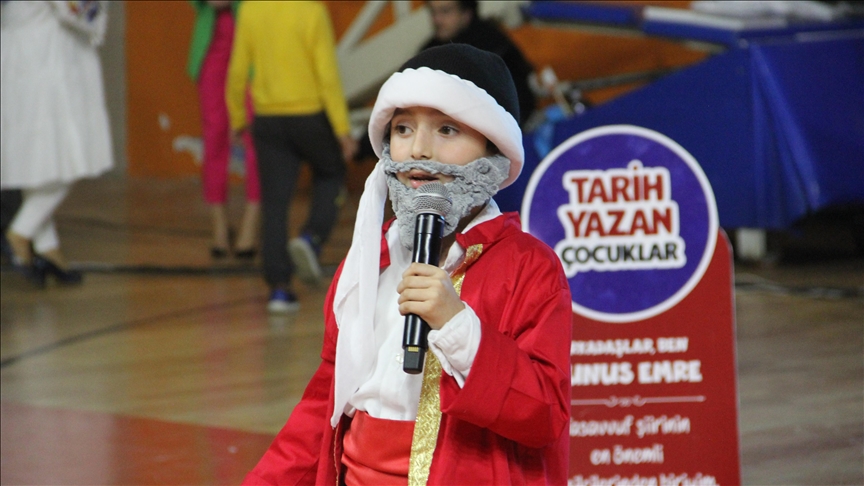 Bursa'da 20 bin öğrenci 100 Türk büyüğünün hayatını kitap okuyarak öğrendi