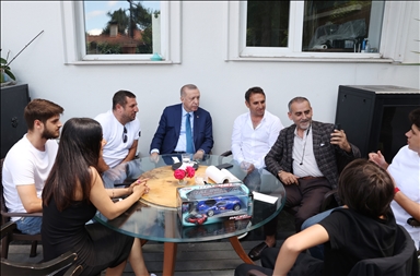 Cumhurbaşkanı Erdoğan, vatandaşlarla sohbet edip çay içti