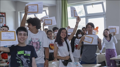İstanbul'da öğrenciler karne sevinci yaşadı