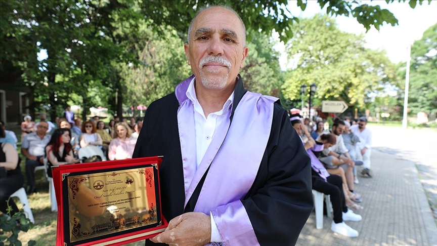 Fakültedekileri öğrenci olduğuna inandıramayan "hoca" eğitimini birincilikle tamamladı