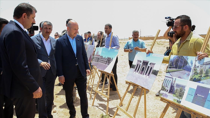 Bakan Soylu, Tel Abyad'da AFAD konut proje alanını inceledi