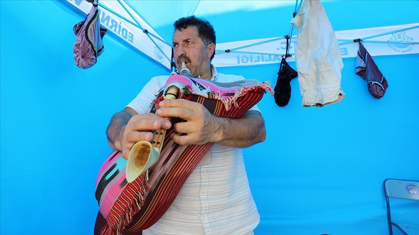 Yörelerinin müzik aletlerini katıldıkları festivallerde tanıtıyorlar