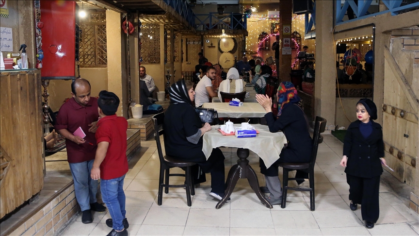 طهران.. "مطعم الأقزام" يروي قصة نجاح "العمالقة"