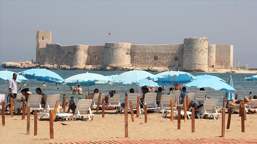 Mersin'in turizm merkezi Kızkalesi'nde tatil hareketliliği başladı