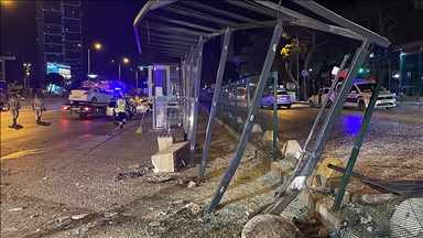 İstanbul'da bir aracın önce otomobile ardından otobüs durağına çarpması sonucu 5 kişi yaralandı
