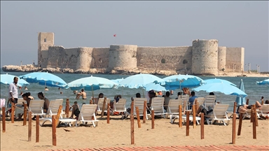 Mersin'in turizm merkezi Kızkalesi'nde tatil hareketliliği başladı 