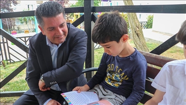 'Okuması çocuklardan hediyesi muhtardan' kampanyası çocuklara kitapları sevdirdi