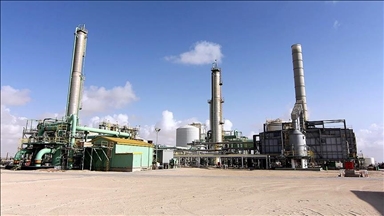 Libya's oil output drops amid closures