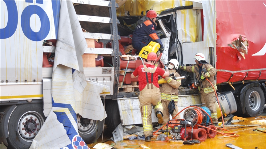 Beykoz'da 2 tır ile 1 minibüsün karıştığı zincirleme kazada 1 kişi öldü