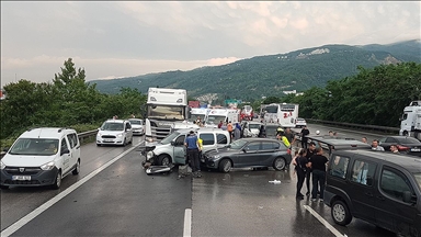 Anadolu Otoyolu'nda zincirleme trafik kazasında 8 kişi yaralandı