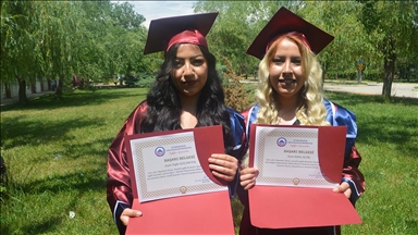 İkizler aynı üniversitenin farklı bölümlerinden birincilikle mezun oldu
