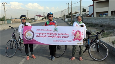 Kansere dikkati çekmek için İzmir'den Iğdır'a pedal çevirdiler