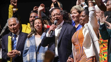 Quién es Gustavo Petro, el hombre que llegó a convertirse en el primer presidente de izquierda de Colombia 
