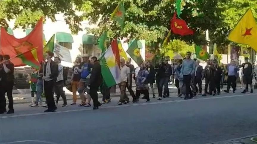 Les partisans du groupe terroriste PKK/YPG défilent dans les rues de Göteborg en Suède