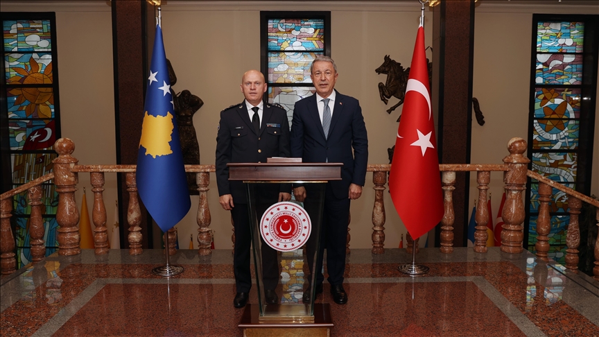 وزیر دفاع ترکیه و فرمانده نیروی امنیتی کوزوو دیدار کردند