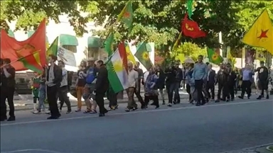 Les partisans du groupe terroriste PKK/YPG défilent dans les rues de Göteborg en Suède