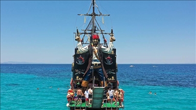 Ege'nin turkuaz renkli koylarına "korsan gemisi" ile yolculuk