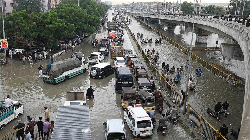 Pakistan'da şiddetli yağışın yol açtığı kazalarda 4 kişi öldü