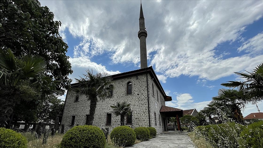 Karadağ'daki Nizam Camii ve şehitliğinde Osmanlı'nın izleri hakim