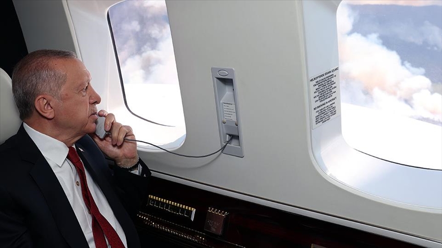 Türkiye: Le Président Erdogan supervise depuis les airs la lutte contre le feu de forêt à Marmaris