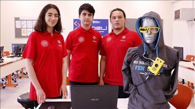 Lise öğrencileri görme engelliler için 'akıllı gözlük' tasarladı 