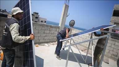 Palestinskim selima uskraćena struja pa se privikavaju na život sa solarnom energijom