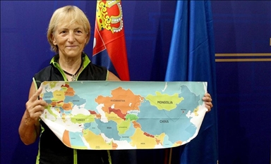 زن 73 ساله که از ایتالیا به چین پیاده سفر می‌کند، وارد صربستان شد