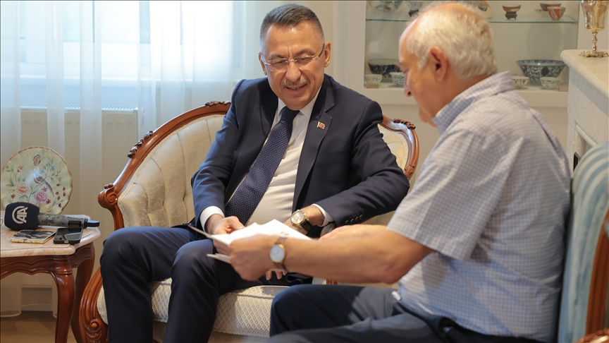 Cumhurbaşkanı Yardımcısı Oktay, Kıbrıs gazisini evinde ziyaret etti